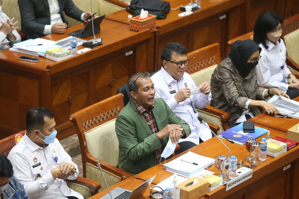 Wakil Menteri Hukum dan HAM Edward Omar Sharif Hiariej (keempat dari kanan) mengikuti rapat kerja dengan Komisi III DPR membahas Rancangan Undang-Undang Kitab Undang-undang Hukum Pidana (RUU KUHP) dan RUU tentang Permasyarakatan yang telah disempurnakan di Kompleks Parlemen, Senayan, Jakarta, Rabu (6/7/2022).