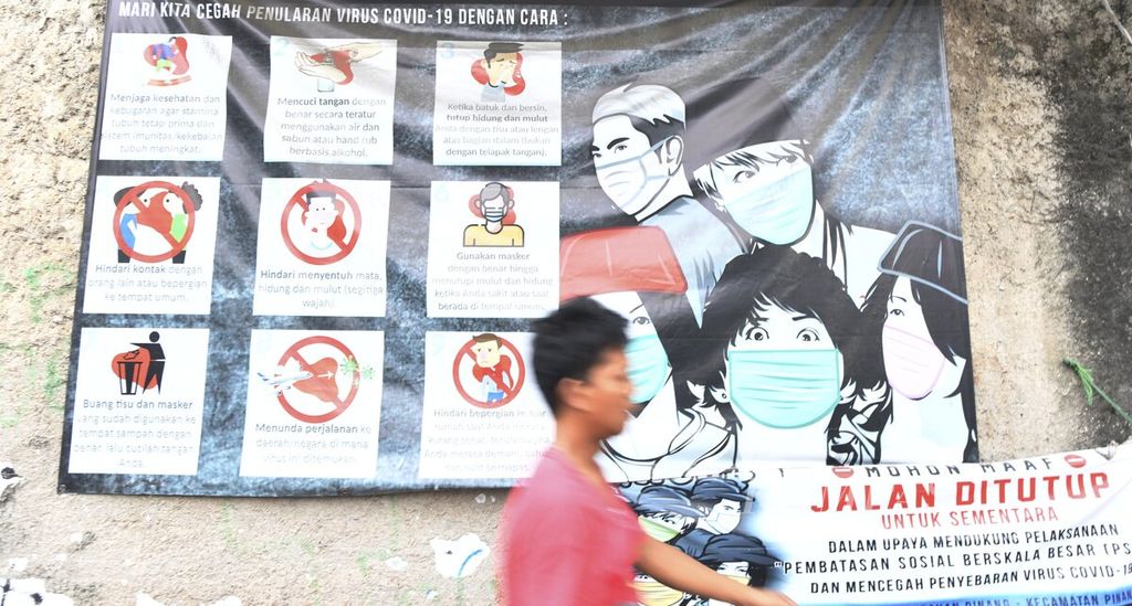 Imbauan untuk mencegah penularan Covid-19 tertera pada spanduk yang terpasang di kawasan permukiman di Pinang, Kota Tangerang, Banten, Rabu (30/9/2020). Lemahnya koordinasi dan sinergi antara Jakarta dan daerah penyangga bisa menghambat percepatan penanganan pandemi Covid-19 di wilayah Jakarta dan sekitarnya.