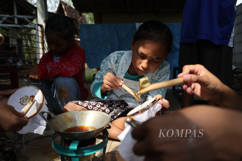  Anak-anak belajar membatik di Sekolah Kasih-I CARE di Desa Karangrejo, Kecamatan Borobudur, Kabupaten Magelang, Jawa Tengah, Rabu (12/10/2022). 