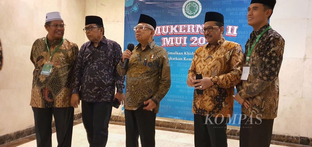 Wakil Presiden Maruf Amin memberikan keterangan kepada wartawan seusai membuka Musyawarah Kerja Nasional Majelis Ulama Indonesia (MUI), Kamis (8/12/2022), di Jakarta.