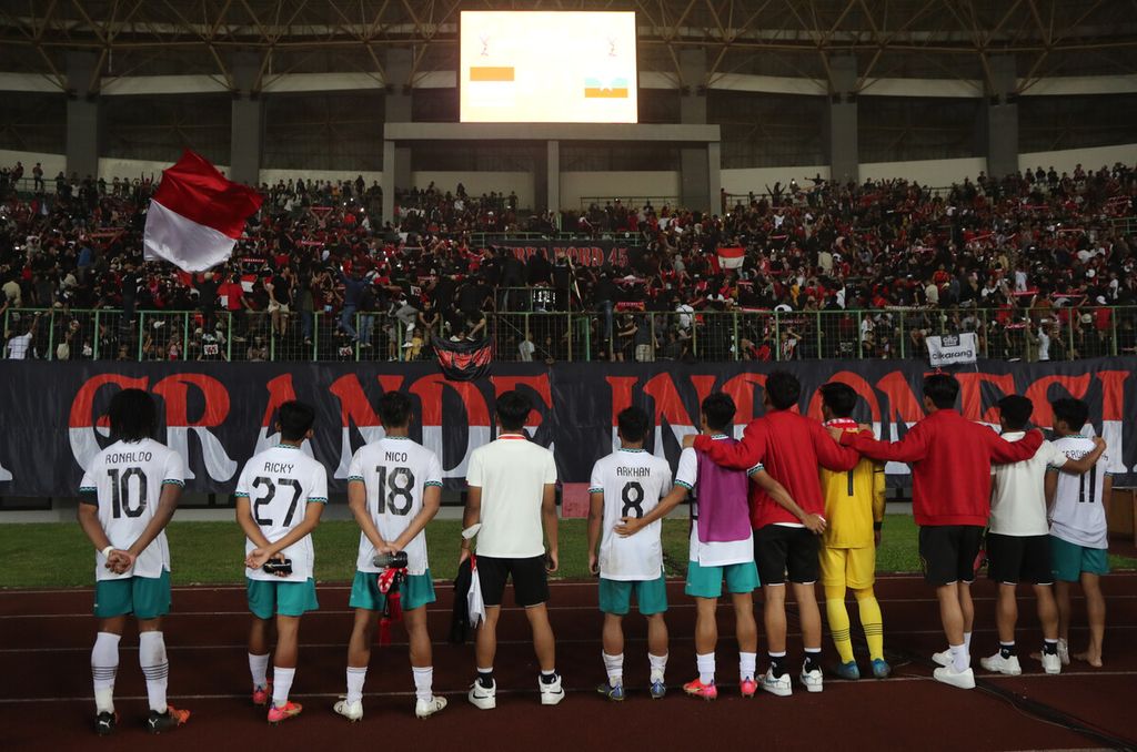 Para pemain Tim Nasional U-19 tetap setia menyapa suporter meski Indonesia gagal melanjutkan langkah ke semifinal Piala AFF U-19 setelah menyelesaikan pertandingan melawan Tim Nasional Myanmar di Stadion Patriot Chandrabhaga, Bekasi, Jawa Barat, Minggu (10/7/2022). Meski berhasil membantai Mynamar dengan skor 5-1, langkah Tim Nasional terhenti karena hasil pertandingan Thailand versus Vietnam pada waktu yang sama di Stadion Madya Senayan berakhir seri dengan skor 1-1. 