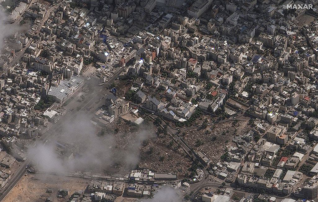 Foto citra satelit yang diberikan Maxar Technologies, Rabu (18/10/2023), memperlihatkan pemandangan di Rumah Sakit Al-Ahli al-Arabi di kota Gaza  yang digempur, sehari sebelumnya. 