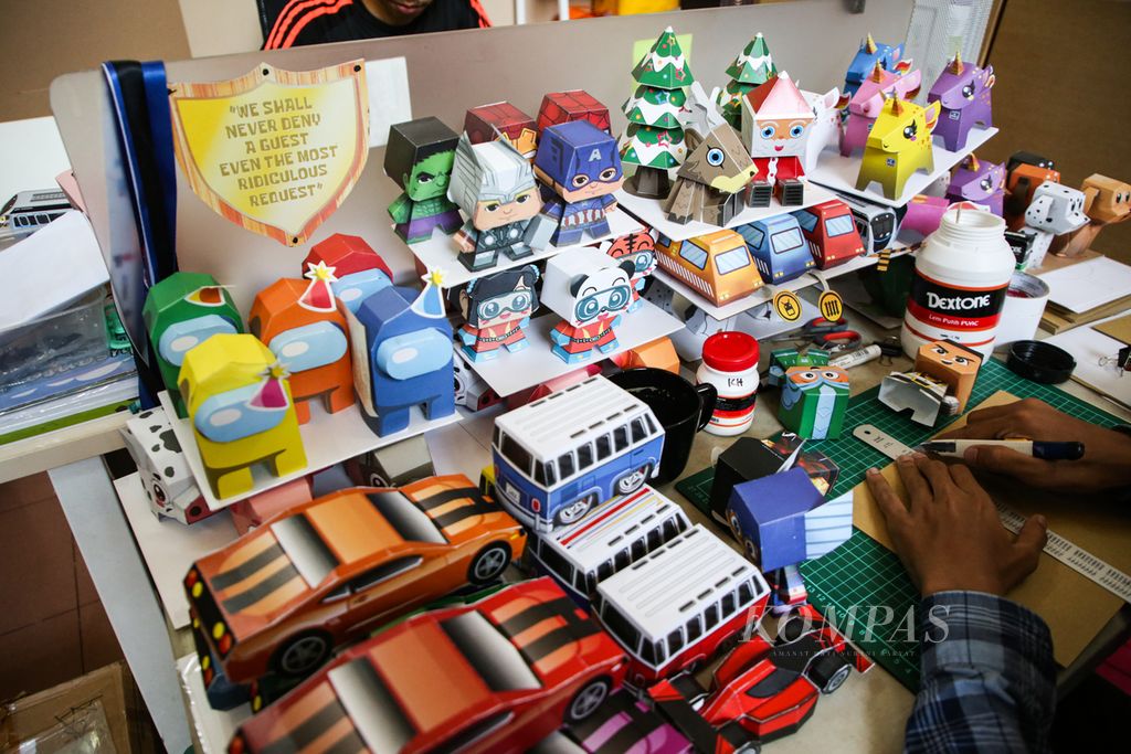 Berbagai model kertas atau <i>papercraft </i>yang telah dibentuk di rumah produksi Ichinogami di Kemanggisan, Jakarta Barat, Selasa (29/8/2023). Ichinogami telah memproduksi lebih dari seribu bentuk model kertas. 