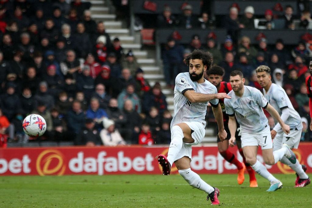 Pemain Liverpool Mohamed Salah melepas tendnagan penalti ke gawang Bournemouth, tetapi gagal berbuah gol pada laga Liga Inggris, di Stadion Vitality, pada Sabtu (11/3/2023) WIB. Bournemouth menang 1-0 pada laga itu.
