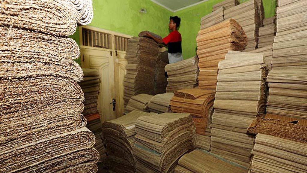 Tumpukan  hasil tenunan dari beragam serat  ditata di gudang di salah satu rumah perajin di Desa Pakumbulan,  Pekalongan, Jawa Tengah.