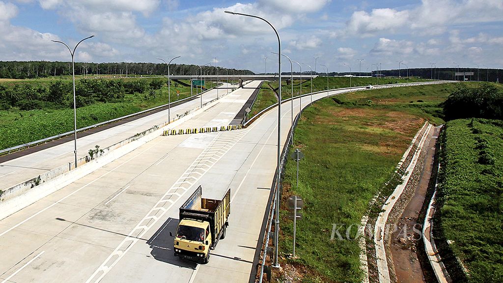 Jalan tol di Bandar Lampung yang mulai digunakan diharapkan menunjang pertumbuhan ekonomi dan pembangunan di Lampung yang masih jauh tertinggal, Jumat (23/3).