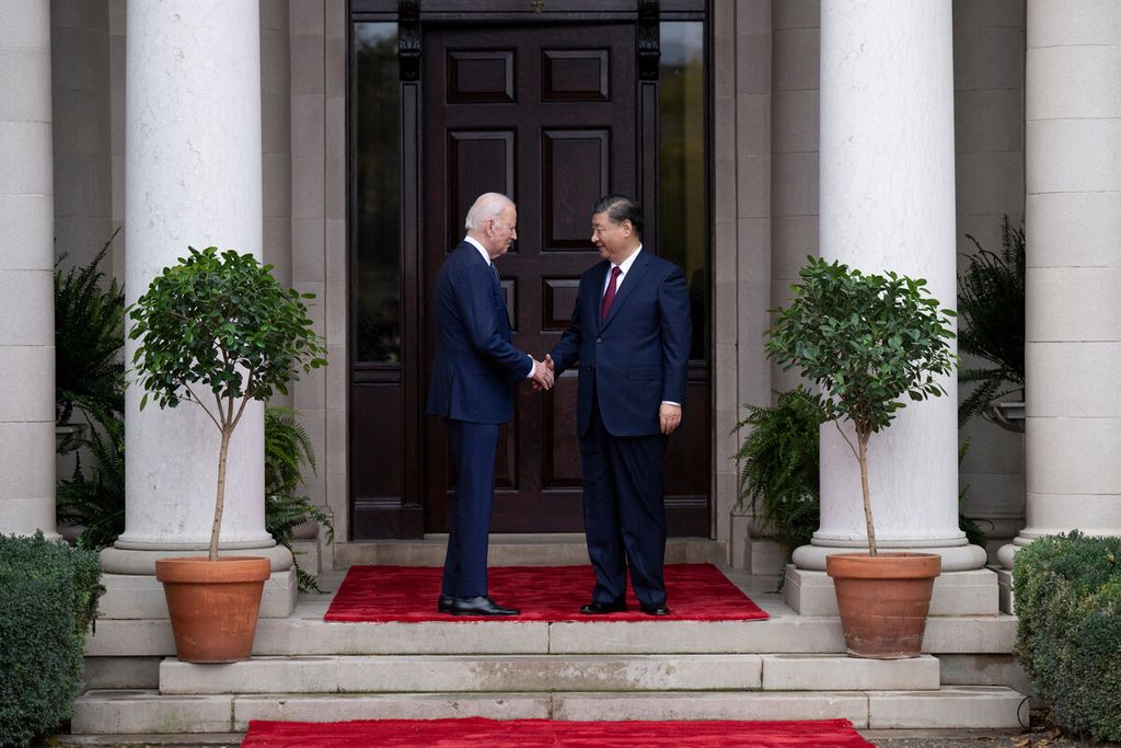 Presiden AS Joe Biden menyambut Presiden China Xi Jinping sebelum pertemuan Pekan Pemimpin Kerja Sama Ekonomi Asia-Pasifik (APEC) di Woodside, California, pada 15 November 2023. 