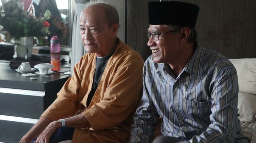 General Chairperson of PP Muhammadiyah Haedar Nashir (right) visits Ahmad "Buya" Syafii Maarif, at PKU Muhammadiyah Gamping Hospital, Sleman, Yogyakarta Special Region, Sunday (28/7/2019).