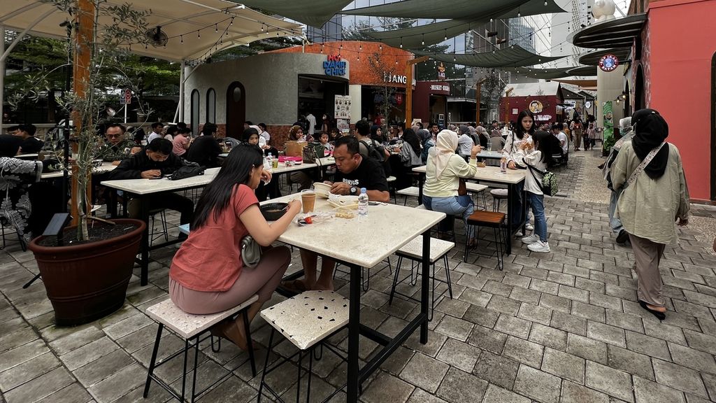 Sejumlah pengunjung saat menikmati makanan dan minuman di halaman belakang Chillax Sudirman, Jakarta, Sabtu (11/2/2023).