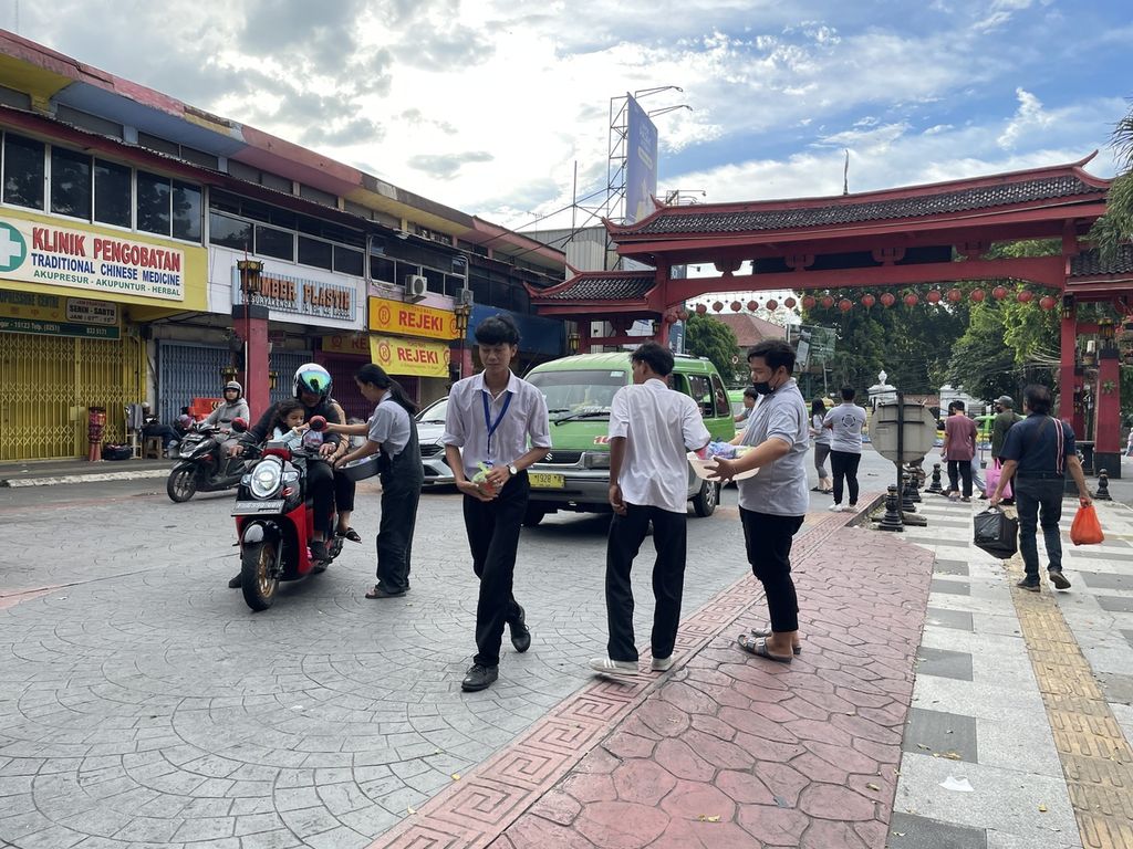 Anggota Persaudaraan Muda-Mudi Vihara Dhanagun Bogor (PMVDB) membagikan takjil kepada masyarakat yang melintas di depan Wihara Dhanagun, Jalan Suryakencana, Kota Bogor, Jabar, Minggu (9/4/2023).