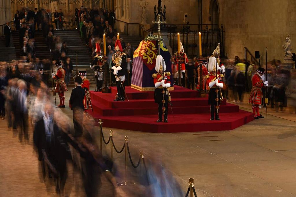 Warga memberikan penghormatan terakhir terhadap jenazah mendiang Ratu Elizabeth di Westminster Hall, London, Inggris, Rabu (14/9/2022). 