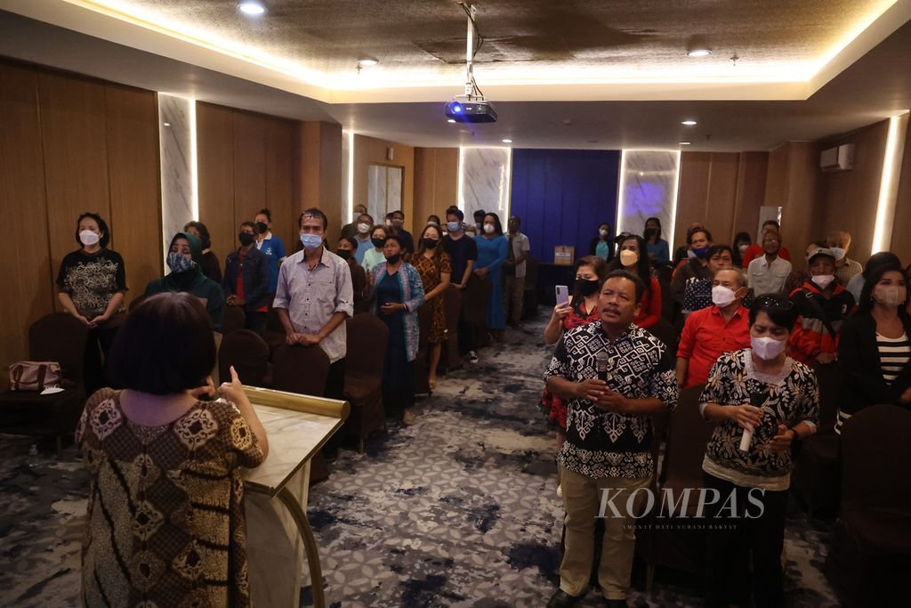 A number of transgender Christians take part in the worship service of the Prayer Fellowship in the Way of God's Light at a hotel in Yogyakarta, Friday (22/7/2022).