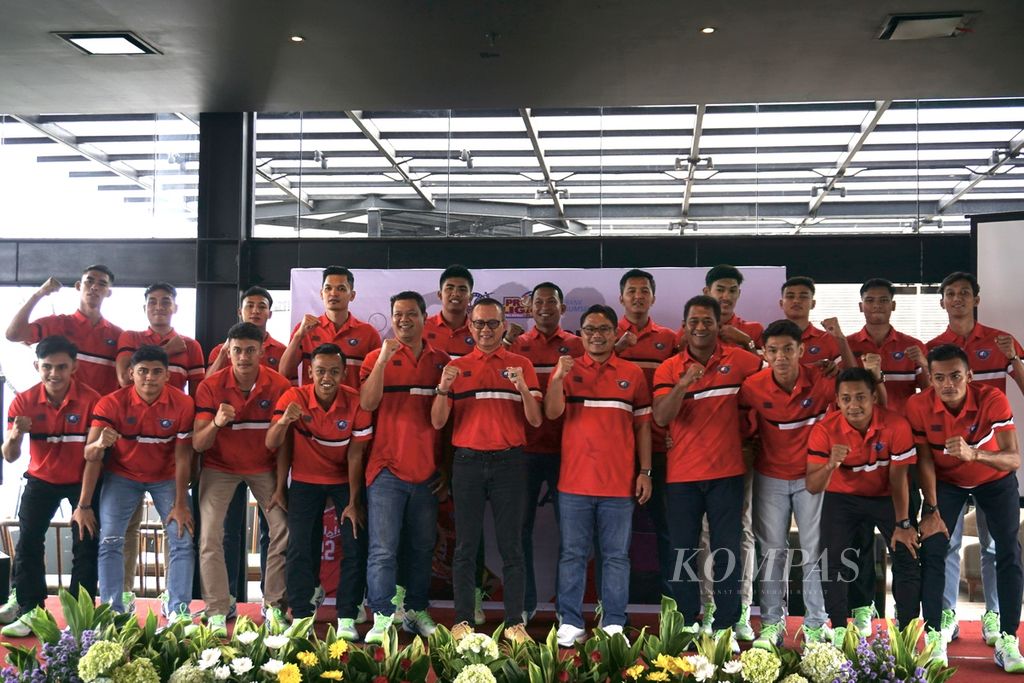 Para pemain dan manajemen Palembang Bank Sumsel Babel berpose dalam peluncuran tim untuk Proliga 2024 di Sentul, Kabupaten Bogor, Jawa Barat, Minggu (21/4/2024).