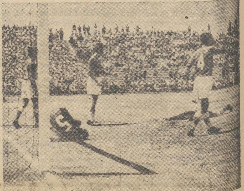 Suasana lini pertahanan Indonesia ketika Uni Soviet mencetak gol pertama pada laga ulangan perempat final Olimpiade 1956 di Stadion Taman Olimpiade, Melbourne, 1 Desember 1956. Kiper Indonesia Maulwi Saelan (kedua dari kanan) tersungkur, lalu M Rasjid (nomor 5) tersujud di depan garis gawang. Foto dimuat pada <i>Java-Bode</i> edisi 13 Desember 1956.