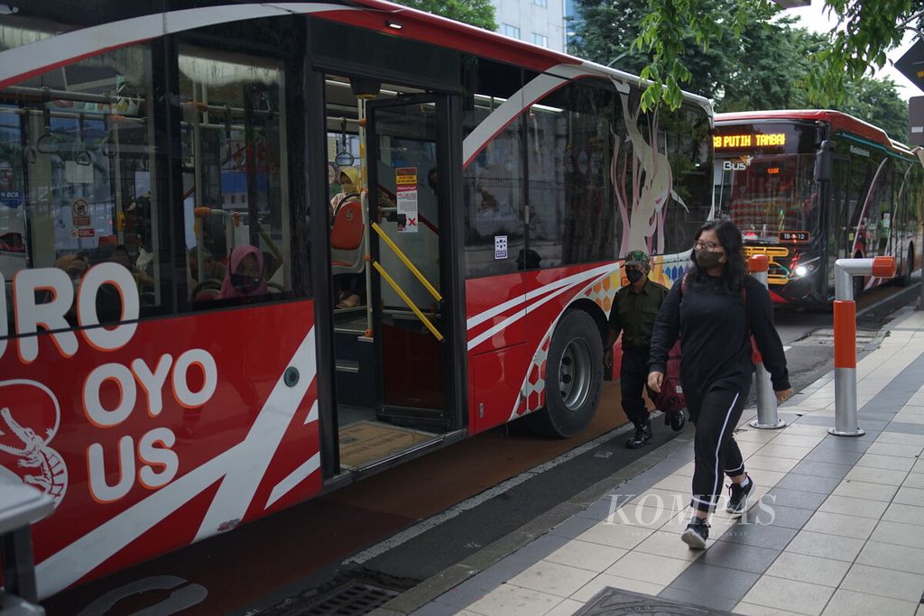 Bus Suroboyo Bus koridor R1 (depan) dan bus Trans Semanggi Suroboyo rute K2 (belakang) berhenti di Halte Panglima Sudirman, Surabaya pada Rabu (2/3/2022) sore.