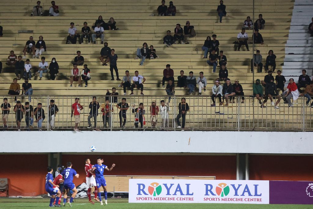Sebanyak 1.439 penonton menyaksikan pertandingan antara timnas Indonesia U-16 melawan timnas Filipina U-16 dalam laga Piala AFF U-16 di Stadion Maguwoharjo, Sleman, DI Yogyakarta, Minggu (31/7/2022) malam. Timnas Indonesia U-16 memenangi pertandingan itu dengan skor 2-0.