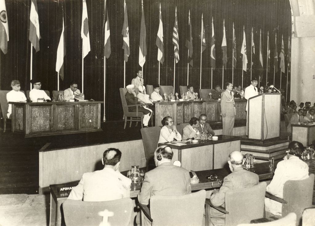 Presiden Soekarno ketika menyampaikan pidato pembukaan Konferensi Asia Afrika di Bandung (18/04/1955). Di latar belakang antara lain tampak PM India Nehru, PM Birma U Nu, Pm Ali Sastroamidjojo serta para pemimpin negara sponsor KAA lainnya.