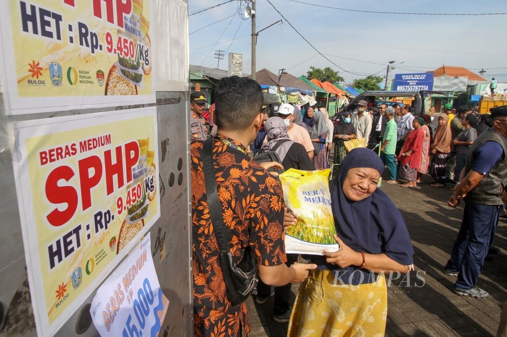  Warga senang mendapatlan beras dalam operasi pasar di Pasar Taman, Sidoarjo, Jawa Timur, Jumat (10/2/2023). Operasi pasar beras digelar untuk stabilisasi harga, pengendalian inflasi, dan penjagaan daya beli masyarakat. 