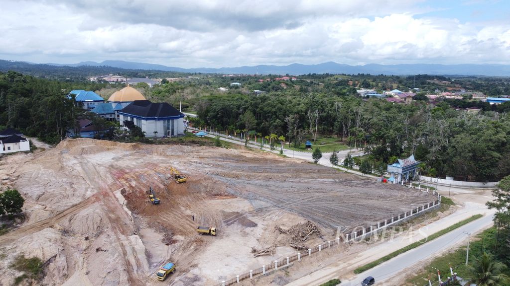 Suasana pengerjaan perataan bukit untuk tempat parkir senilai Rp 7,8 miliar di Kantor Gubernur Sulawesi Tenggara, di Kendari, seperti terlihat Jumat (2/9/2022). Pemprov Sultra juga membangun gedung setinggi 22 lantai senilai Rp 400 miliar di tengah berbagai kebutuhan infrastruktur dasar masyarakat.