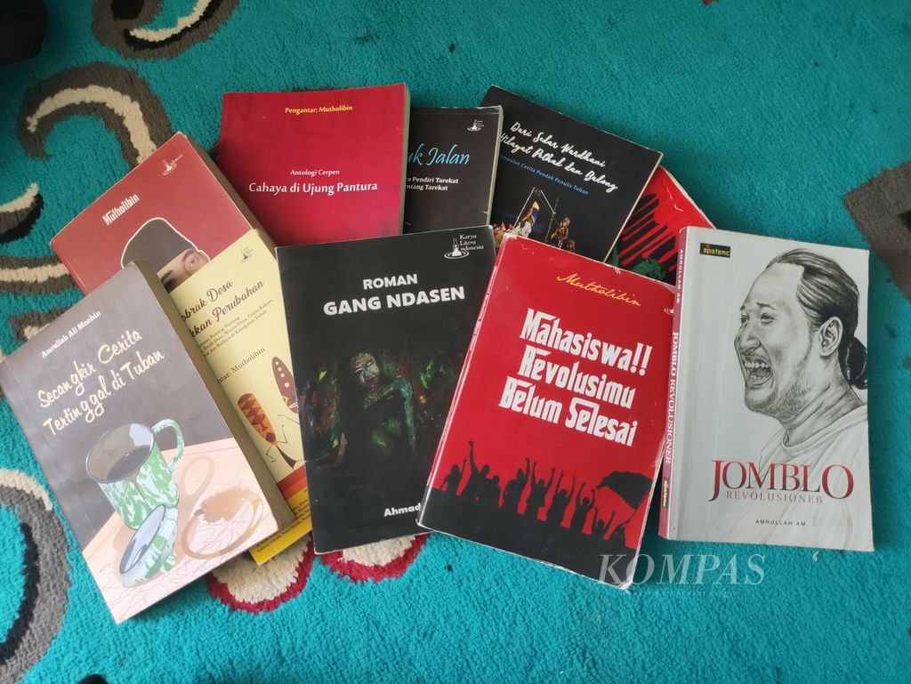 Sejumlah buku karya pegiat Gerakan Tuban Menulis.