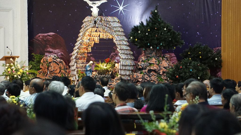 Umat Katolik mengikuti Perayaan Ekaristi Malam Natal di Paroki Katedral Kristus Raja Purwokerto, Banyumas, Jawa Tengah, Selasa (24/12/2019). Tampak goa natal berbahan <i>ecobrick</i> dari sampah plastik.