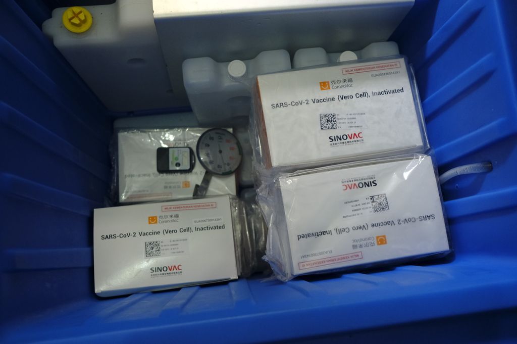 Stok vaksin Sinovac yang tersimpan di kotak pendingin (<i>coldbox</i>) Puskesmas Kelurahan Palmerah II, Jakarta Barat, DKI Jakarta, pertengahan Januari 2021. 