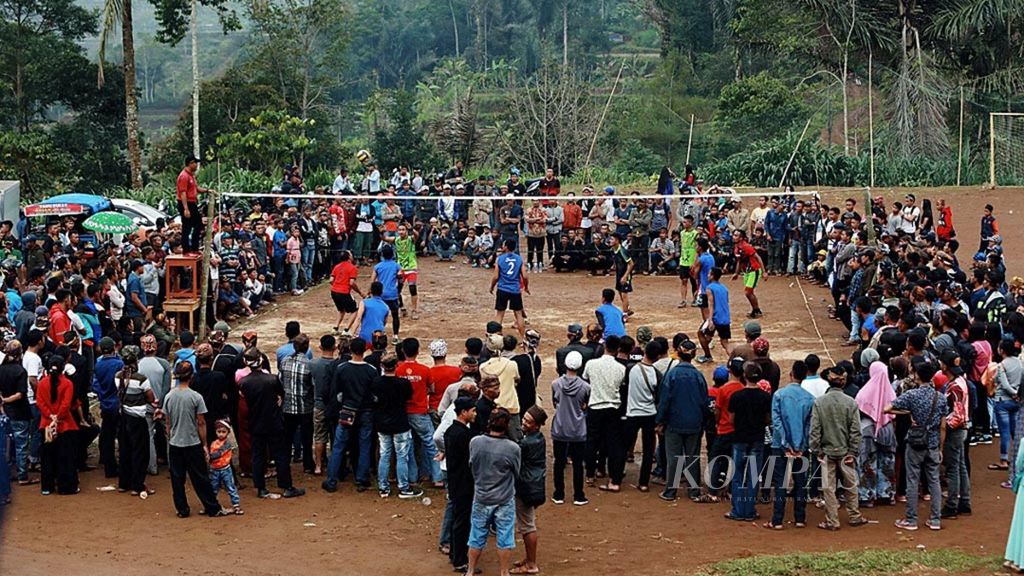 Warga mengerumuni pertandingan voli yang digelar menjelang perayaan Seren Taun di Kampung Adat Kasepuhan Ciptagelar, Kecamatan Cisolok, Kabupaten Sukabumi, Jawa Barat, Sabtu (8/9/2018).