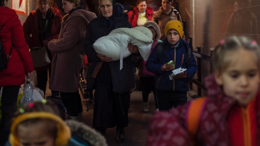 Warga yang mengungsi karena perang di Ukraina meninggalkan stasiun kereta api Przemysl di Przemysl, Polandia, Selasa (15/3/2022). Upaya untuk membawa warga sipil ke tempat yang aman dan memberikan bantuan sedang berlangsung di wilayah Ukraina. Selama satu hari terakhir sekitar 28.000 warga sipil dapat melarikan diri dari pertempuran di sepanjang sembilan koridor kemanusiaan. 