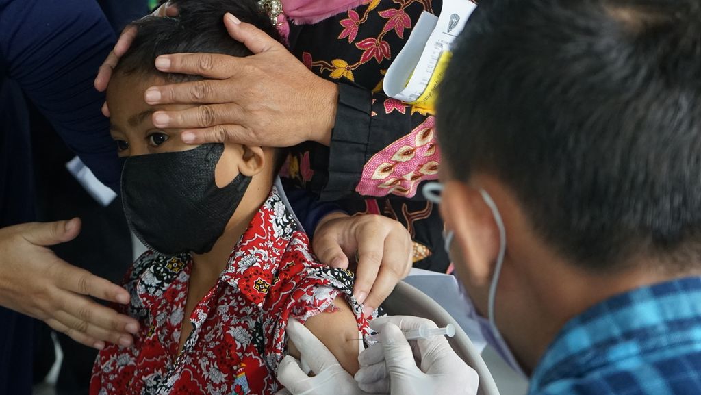  Siswa SD Negeri 2 Palembang sedang menjalani vaksinasi usia 6 tahun-11 tahun, Jumat (14/1/2022). Vaksinasi ini penting untuk mengurangi risiko tertular virus penyebab Covid-19 atau menekan angka kematian dan kesakitan akibat terjangkit.