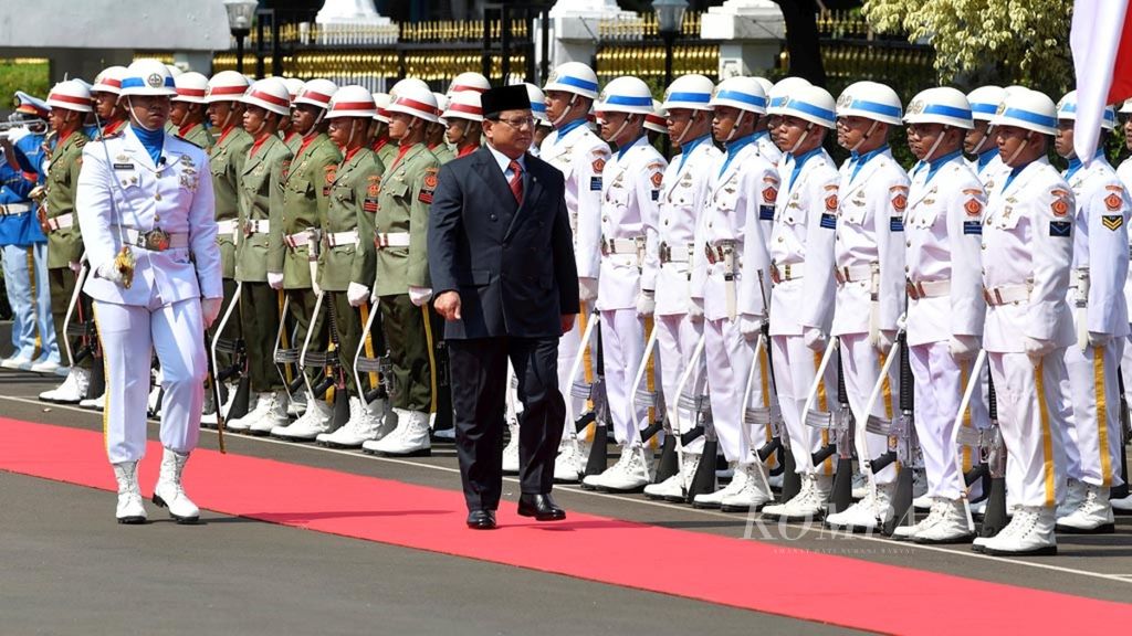Menteri Pertahanan  Prabowo Subianto melakukan inspeksi pasukan dalam upacara penyambutan serah terima jabatan Menteri Pertahanan dari pejabat sebelumnya, Ryamizard Ryacudu, kepada Prabowo Subianto di Kementerian Pertahanan, Jakarta, Kamis (24/10/2019). 
