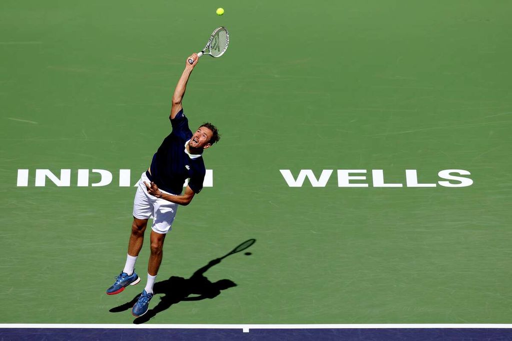 Daniil Medvedev, petenis asal Rusia, melayangkan pukulan servis saat menghadapi Gael Monfils (Perancis) pada babak ketiga turnamen ATP Masters Indian Wells di California, Amerika Serikat, Selasa (15/3/2022) WIB. Medvedev takluk, 6-4, 3-6, 1-6. 