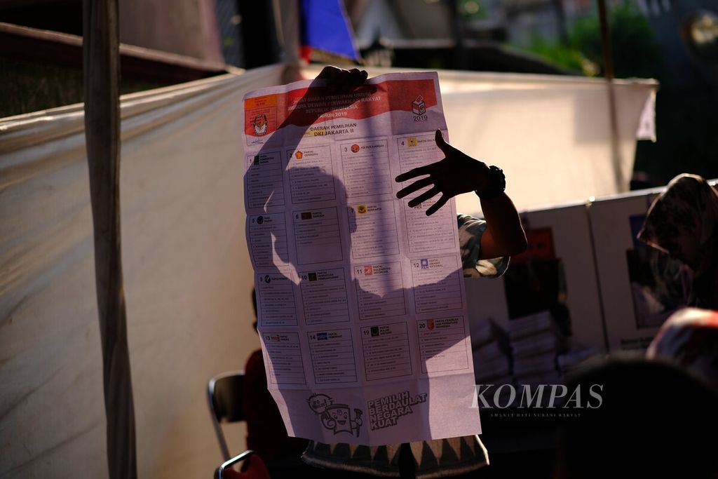 Suasana penghitungan suara Pemilihan Umum 2019 di Tempat Pemungutan Suara 039 Kelurahan Petamburan, Kecamatan Tanah Abang, Jakarta Pusat, Rabu (17/4/2019). 