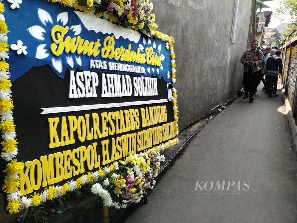 Karangan bunga dukacita terpampang di dekat lokasi pemakaman Asep Ahmad Solihin di Cibaduyut, Kota Bandung, Sabtu (18/6/2022). Asep tewas dalam laga Piala Presiden 2022 antara Persib Bandung dan Persebaya Surabaya di Stadion Gelora Bandung Lautan Api, Kota Bandung, Jumat (17/6/2022). 