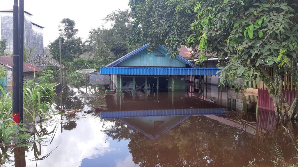 Sebuah rumah di Cempaga Hulu, Kabupaten Kotawaringin Timur, Kalimantan Tengah, terendam banjir pada Minggu (18/2/2024). Banjir sudah merendam wilayah itu selama dua hari.