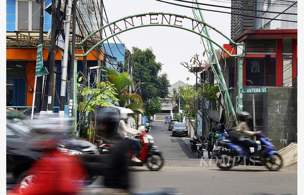 Jalan Antena VI di kawasan Radio Dalam, Jakarta Selatan, Kamis (7/9).