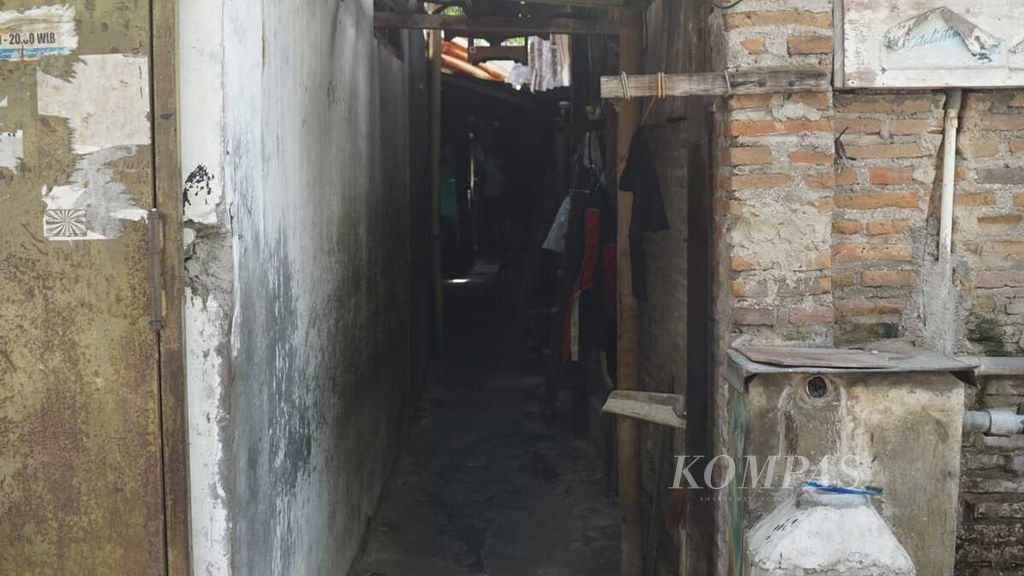 Suasana di sekitar kamar indekos milik Rohmadi (50), korban mutilasi, di Kampung Keprabon Wetan, Kelurahan Keprabon, Kota Surakarta, Jawa Tengah, Rabu (24/5/2023).