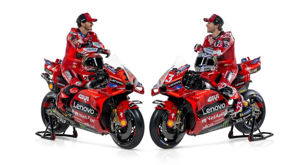 Pebalap tim Ducati Lenovo, Francesco Bagnaia (kiri) dan Enea Bastianini, berpose dalam peluncuran tim MotoGP 2024 di Madonna di Campiglio, Trentino, Italia, Senin (22/1/2024). Kedua pebalap itu senang dengan performa mesin Ducati yang baru dan optimistis bisa kompetitif musim ini.