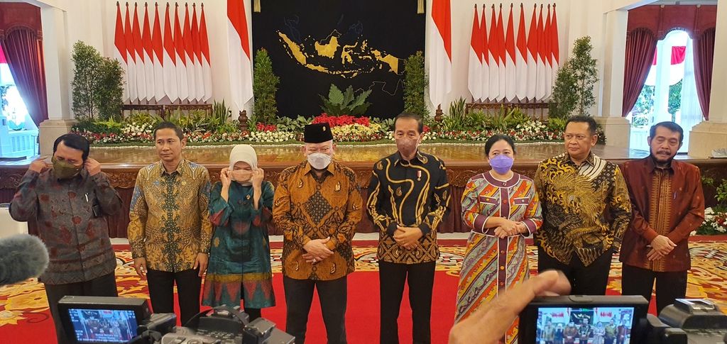 Presiden Joko Widodo bertemu dengan tujuh pimpinan lembaga tinggi negara di Istana Negara, Jakarta, Jumat (12/8/2022) siang. Dari kiri ke kanan adalah Ketua MA Syarifuddin, Ketua Komisi Yudisial Mukti Fajar, Ketua BPK Isma Yatun, Ketua DPD La Nyalla Mattalitti, Ketua DPR Puan Maharani, Ketua MPR Bambang Soesatyo, dan Ketua MK Anwar Usman.