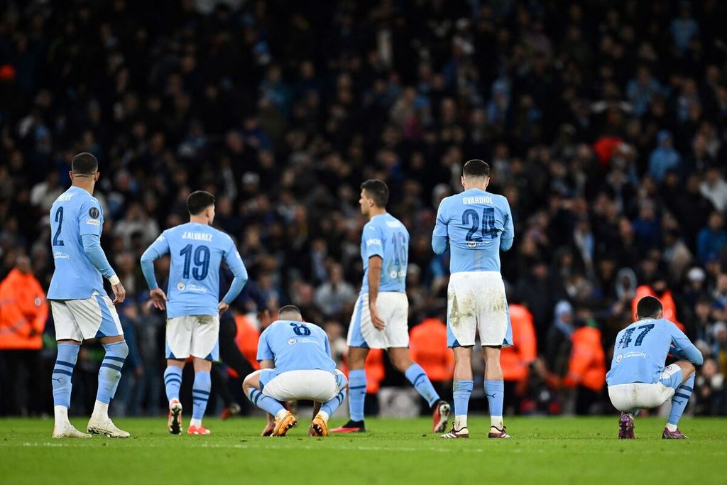 Para pemain Manchester City menyesali kegagalan mereka melaju ke semifinal Liga Champions setelah kalah adu penalti 3-4 dari Real Madrid di Stadion Etihad, Manchester, Kamis (18/4/2024) dini hari WIB. 