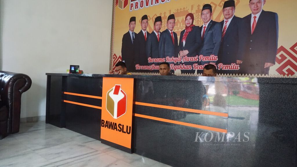 Suasana penjagaan di kantor Bawaslu Lampung, di Bandar Lampung.