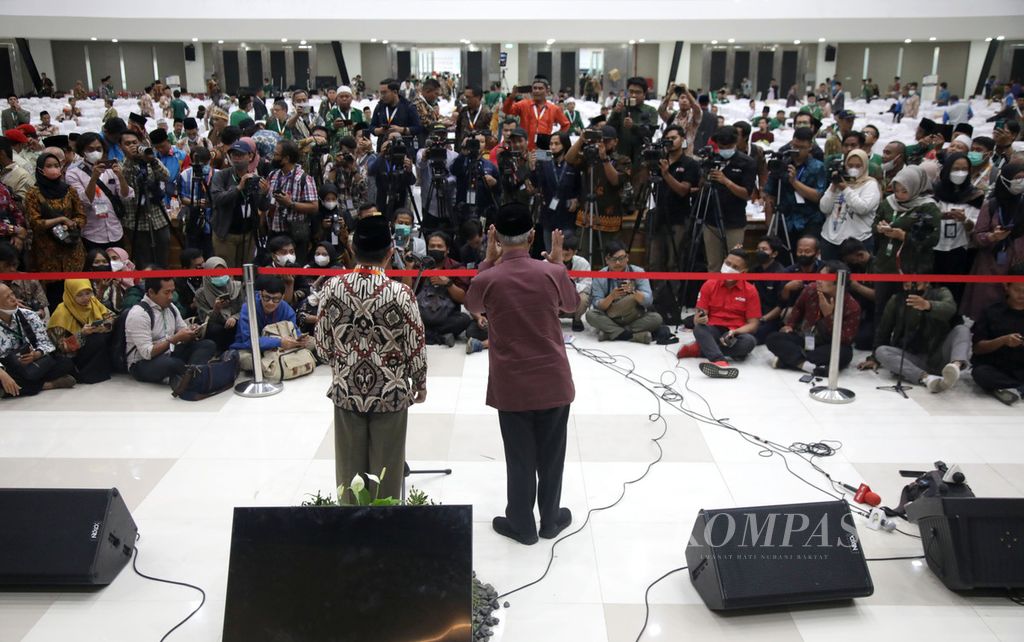 Para wartawan mendengarkan keterangan yang disampaikan Ketua Umum Pimpinan Pusat Muhammadiyah Haedar Nashir (kanan) dan Sekretaris Umum PP Muhammadiyah 2022-20227 Abdul Mu'ti di Edutorium Universitas Muhammadiyah Surakarta, Jawa Tengah, 20 November 2022. 