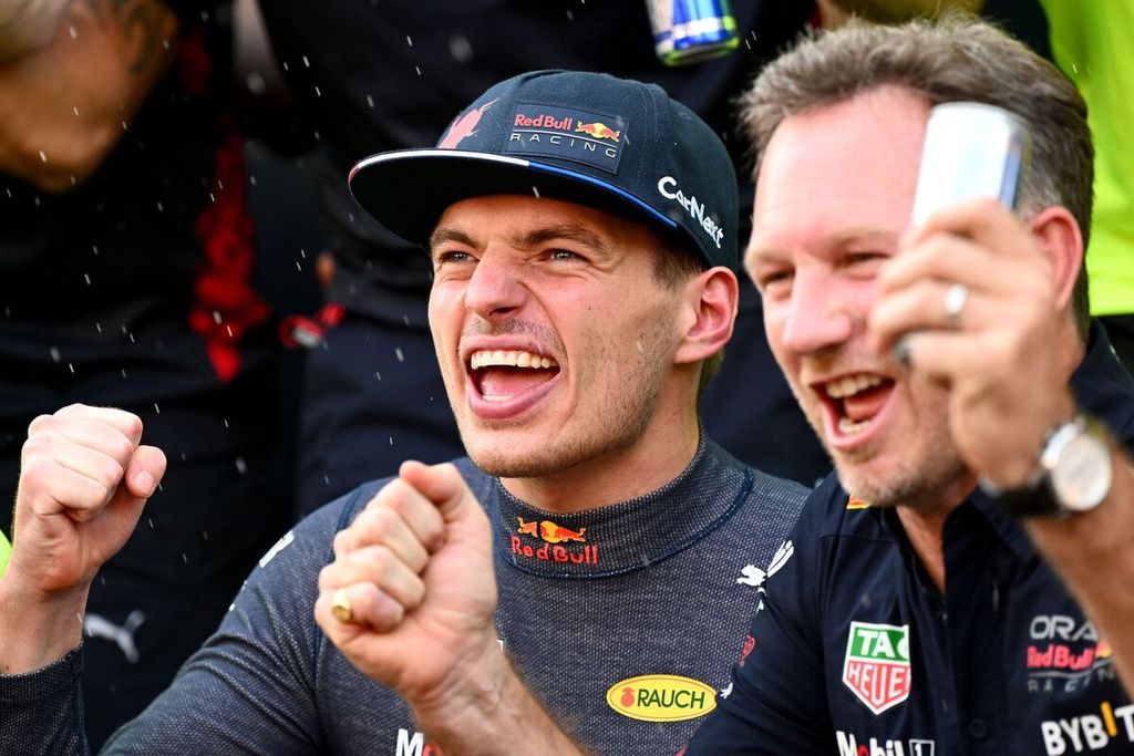 Pebalap Red Bull, Max Verstappen (kiri), dan Kepala Tim Red Bull Christian Horner merayakan kemenangan Verstappen yang finis tercepat pada Grand Prix Formula 1 Spanyol di Circuit de Catalunya, Montmello, luar kota Barcelona, Minggu (22/5/2022). 