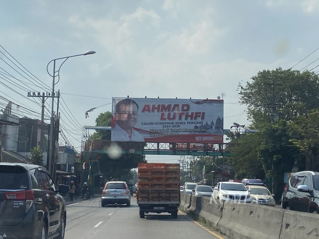 Baliho dukungan kepada Ahmad Luthfi, mantan Kepala Polda Jawa Tengah, untuk maju dalam Pemilihan Gubernur Jateng 2024 dipasang di kawasan Ungaran Barat, Kabupaten Semarang, Jateng, Minggu (28/7/2024). 