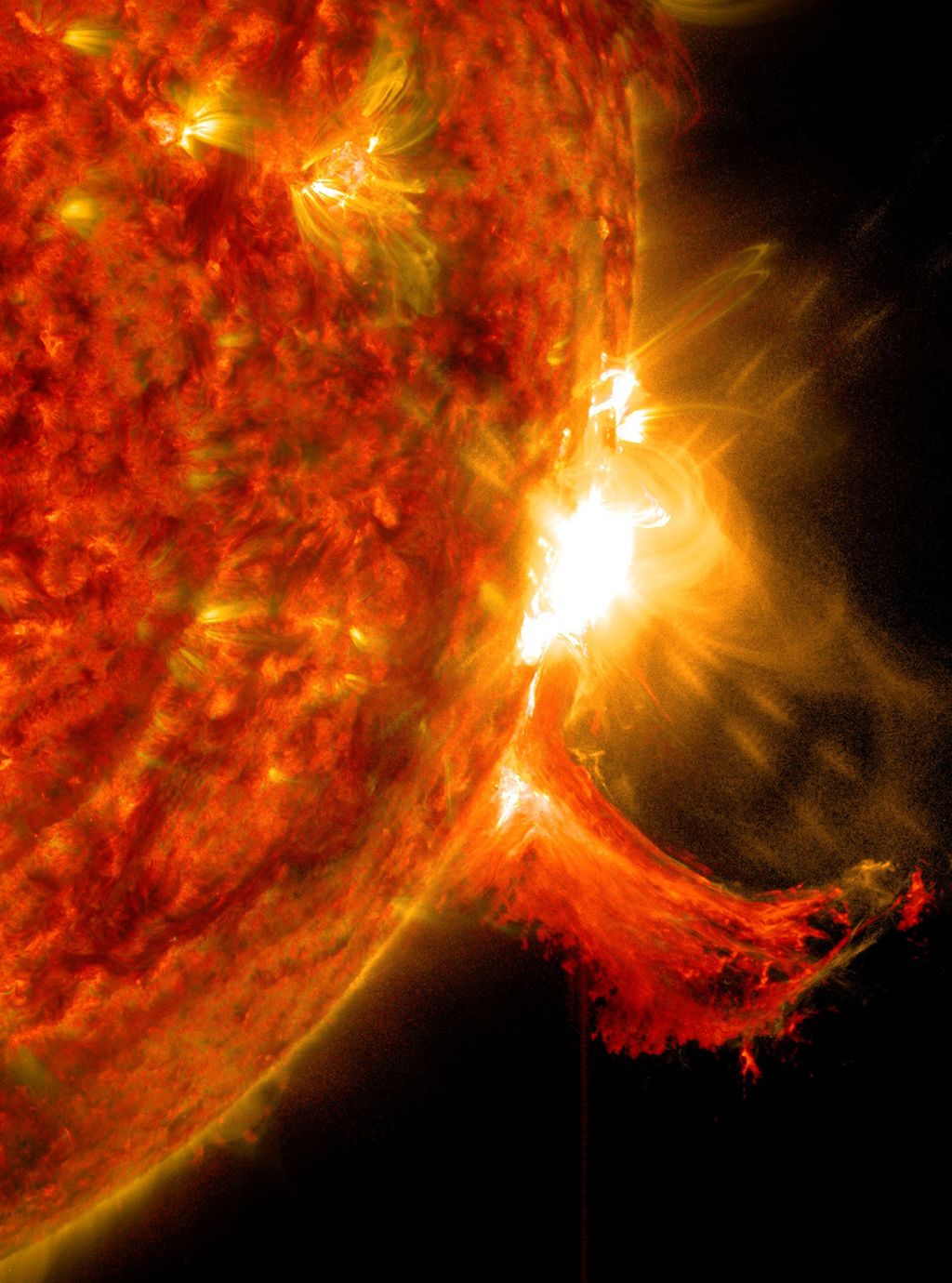 Observatorium Dinamika Matahari (SDO) milik Badan Penerbangan dan Antariksa Nasional Amerika Serikat (NAS) menangkap citra suar Matahari yang terjadi pada 2 Oktober 2014. Suar itu memicu lontara massa korona (CME) yang akan dilempar ke lingkungan tata surya.