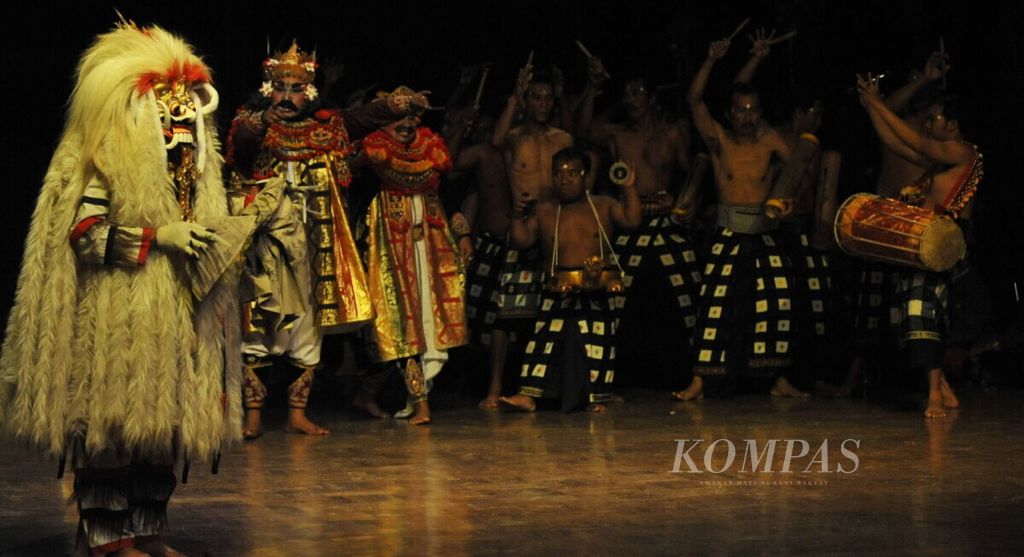 The appearance of the leak character as the embodiment of black magic during the performance of the ballet <i>Calon Arang</i>at the closing of the Hindu Religious Sacred Arts Festival at the Indonesian Arts Institute (ISI) Surakarta in Solo, Central Java, Thursday evening (17/6/2010).