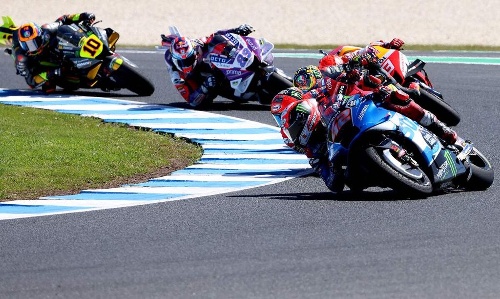Pebalap Suzuki Ecstar, Alex Rins, memimpin balapan  Grand Prix MotoGP Australia di Sirkuit Phillip Island, Australia, 16 Oktober 2022.