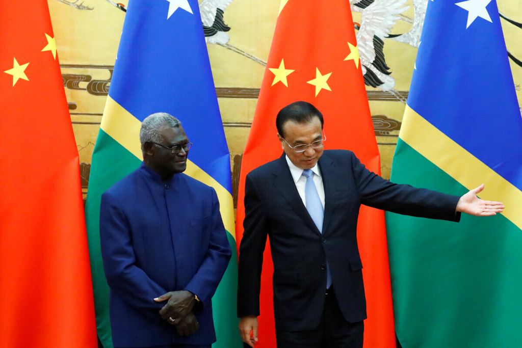 Perdana Menteri Kepulauan Solomon Manasseh Sogavare (kiri) dan PM China Li Keqiang dalam sebuah acara di Balai Agung China, Rabu (9/10/2019).