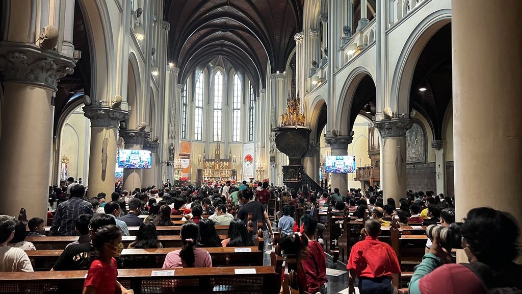 Children running towards the manger during the Family Christmas Mass at the Cathedral Church, Central Jakarta on Sunday (25/12/2022).