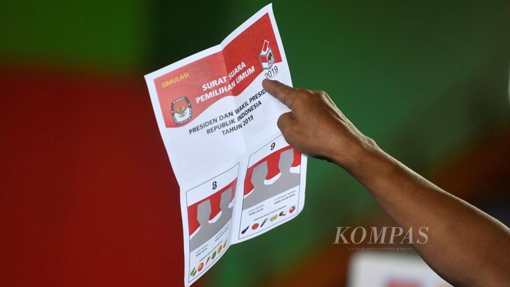 Panitia Pemungutan Suara (PPS)  melakukan penghitungan surat suara saat simulasi Pemilu 2019 di Jakarta, Sabtu (6/4/2019). 
