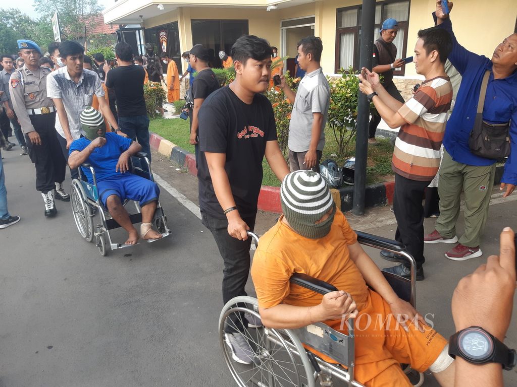 Polisi membawa dua tersangka kasus pencurian minimarket yang duduk di atas kursi roda saat konferensi pers di Markas Kepolisian Resor Indramayu, Jawa Barat, Selasa (6/6/2023). Mereka termasuk dalam sindikat pencuri minimarket lintas daerah.